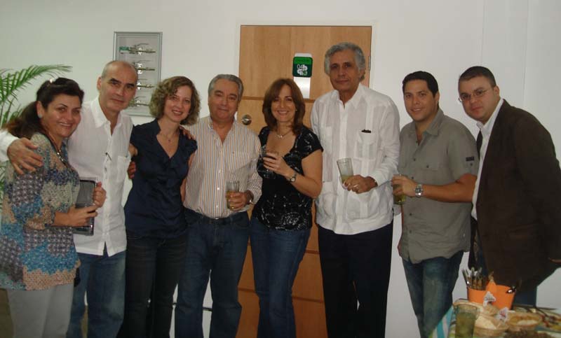 Dra. Linda Rincón y Dra. Marisela Cemborain (derecha e izquierda Dr. Cardozo) de la Unidad de Cirugía Plástica Reconstructiva Postbaríátrica en compañia de los Cirujanos bariátricos: Dr. Salvador Navarrete, Dr. Alberto Cardozo, Dr. Gustavo Pinto, Dr. Jose Enrique Gutierrez y Dr. Vittorio D'Andrea.